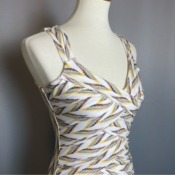 WHBM White Yellow Layered Patterned V-neck Career Sleeveless Top - Size XS - Picture 3 of 9